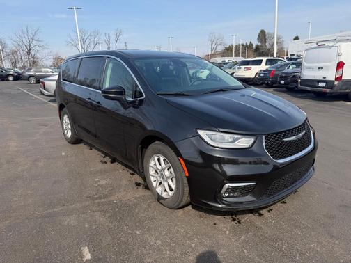 Brilliant Black Crystal Pearlcoat 2023 Chrysler Pacifica Touring L