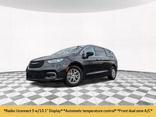 Brilliant Black Crystal Pearlcoat 2023 Chrysler Pacifica Touring L