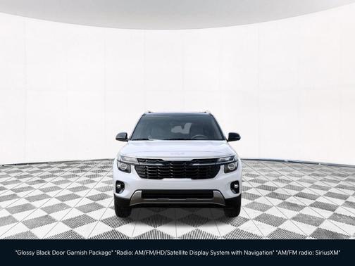 Clear White/Black Roof 2026 Kia Seltos S