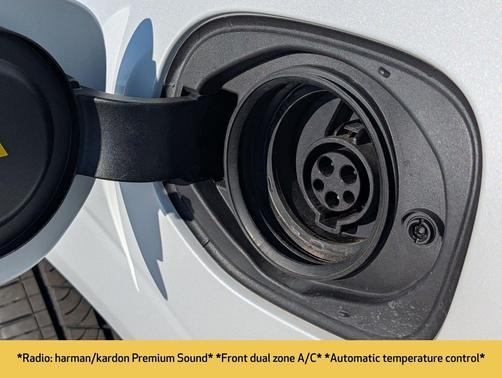 Crystal White Metallic 2024 Volvo XC60 Recharge Plug-In Hybrid T8 Ultimate Dark Theme