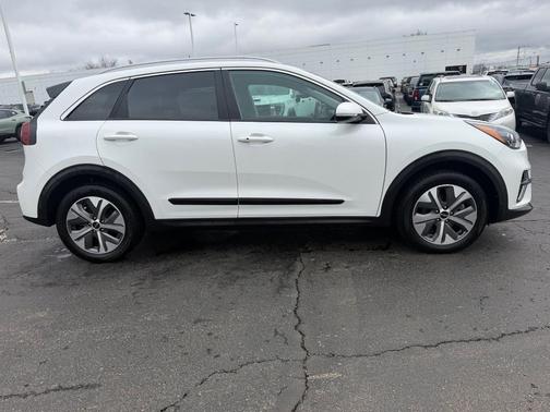 Snow White Pearl 2022 Kia Niro EV EX