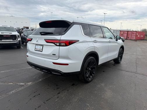 White Diamond 2023 Mitsubishi Outlander SE Black Edition S-AWC