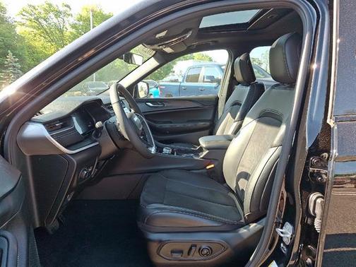 Diamond Black 2025 Jeep Grand Cherokee L Laredo