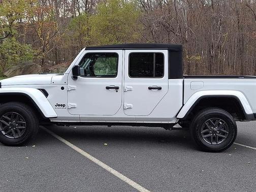 2024 Jeep Gladiator Sport