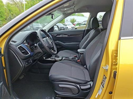 Starbright Yellow / Black Roof 2023 Kia Seltos S