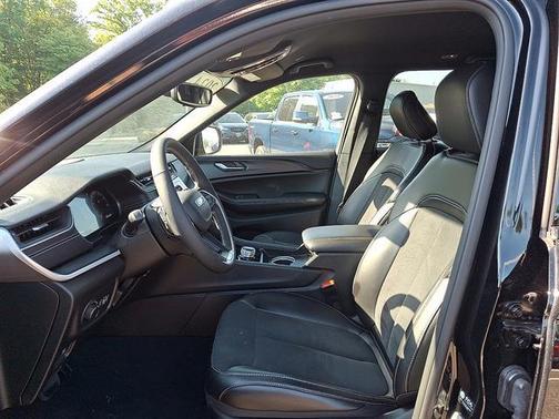 Diamond Black 2024 Jeep Grand Cherokee Laredo