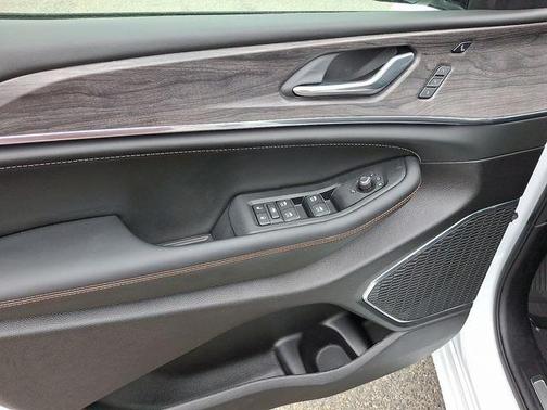 Bright White Clearcoat 2025 Jeep Grand Cherokee Overland