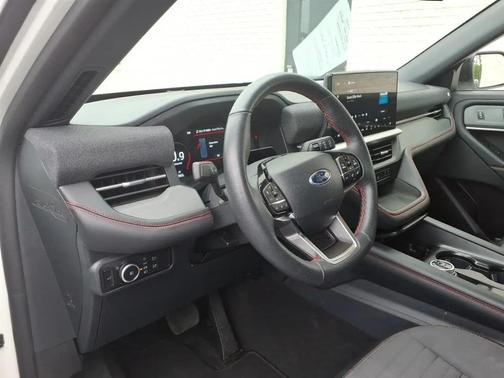Star White Metallic Tri-Coat 2025 Ford Explorer ST-Line