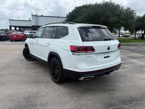 Pure White 2022 Volkswagen Atlas 3.6L SE w/Technology