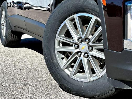 Black Cherry Metallic 2023 Chevrolet Traverse LT Cloth