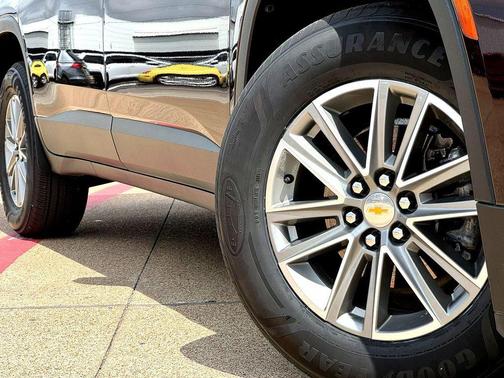 Black Cherry Metallic 2023 Chevrolet Traverse LT Cloth