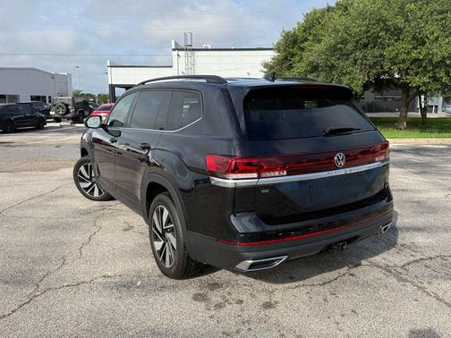 Deep Black Pearl 2024 Volkswagen Atlas 2.0T SE w/Technology