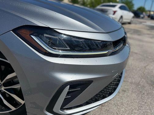 Opal White Pearl 2025 Volkswagen Jetta 1.5T SE