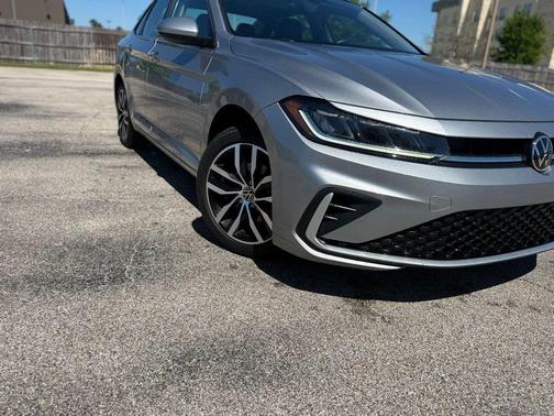 Opal White Pearl 2025 Volkswagen Jetta 1.5T SE