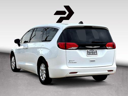 Bright White Clearcoat 2023 Chrysler Voyager LX