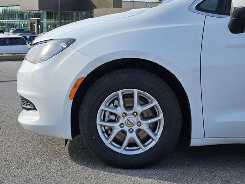 Bright White Clearcoat 2023 Chrysler Voyager LX