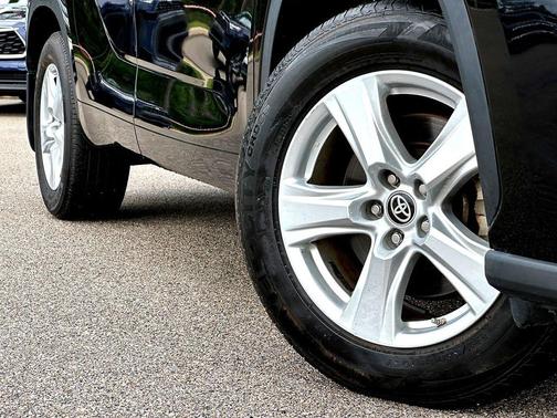 Midnight Black Metallic 2024 Toyota Highlander LE