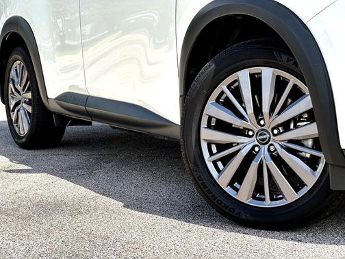 Pearl White Tricoat 2024 Nissan Pathfinder SL FWD