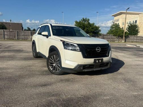 Pearl White Tricoat 2024 Nissan Pathfinder SL FWD