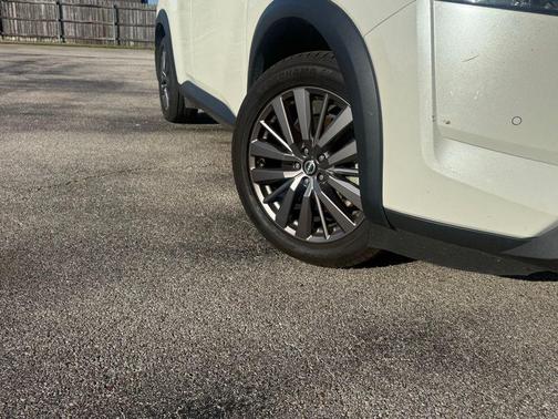 Pearl White Tricoat 2024 Nissan Pathfinder SL FWD