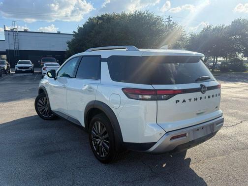 Pearl White Tricoat 2024 Nissan Pathfinder SL FWD