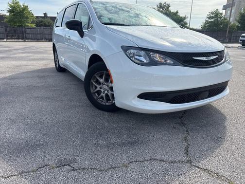 Bright White Clearcoat 2024 Chrysler Voyager LX