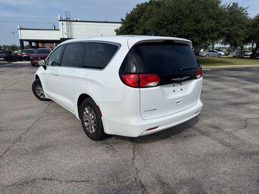 Bright White Clearcoat 2024 Chrysler Voyager LX