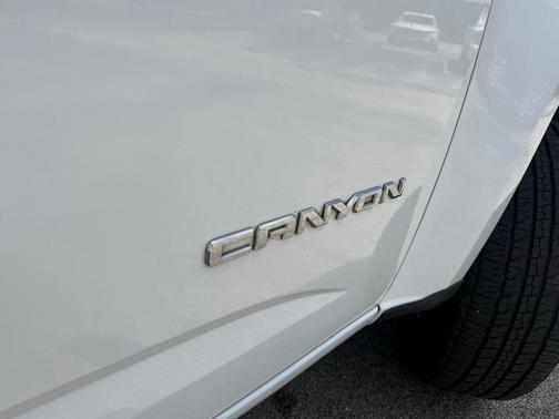 Summit White 2018 GMC Canyon SLT