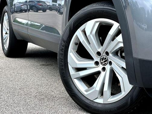 Platinum Gray Metallic 2023 Volkswagen Atlas 3.6L SE w/Technology
