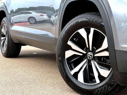 Platinum Gray Metallic 2025 Volkswagen Atlas 2.0T SE