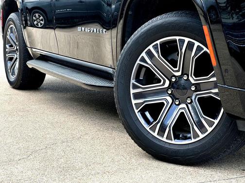 Diamond Black Crystal Pearlcoat 2024 Jeep Wagoneer Series II 4x2