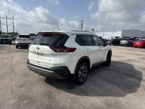 Pearl White Tricoat 2021 Nissan Rogue SV