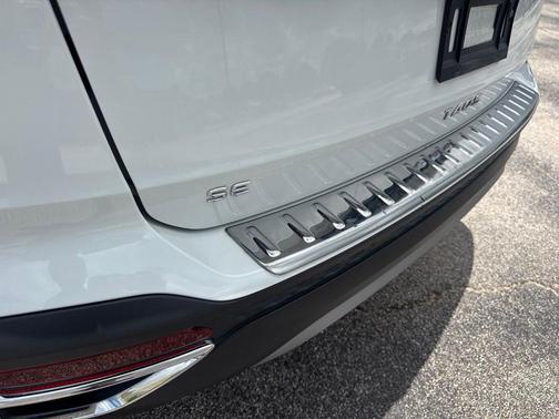 Pure White 2023 Volkswagen Taos 1.5T SE