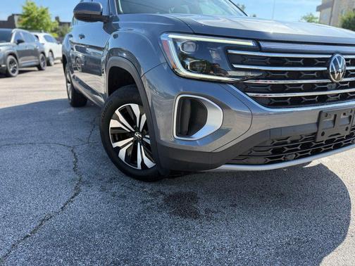 Platinum Gray Metallic 2024 Volkswagen Atlas 2.0T SE