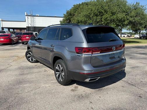 Platinum Gray Metallic 2024 Volkswagen Atlas 2.0T SE