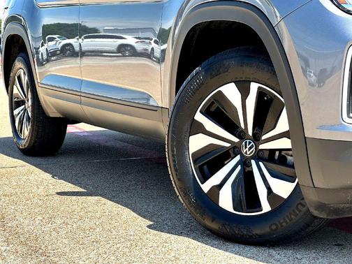 Platinum Gray Metallic 2024 Volkswagen Atlas 2.0T SE