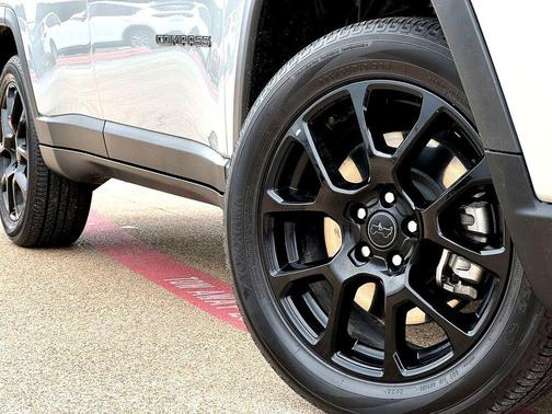 Silver Zynith Metallic Clearcoat 2025 Jeep Compass Latitude