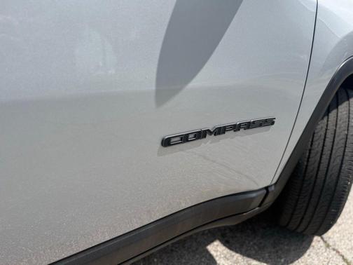 Silver Zynith Metallic Clearcoat 2025 Jeep Compass Latitude
