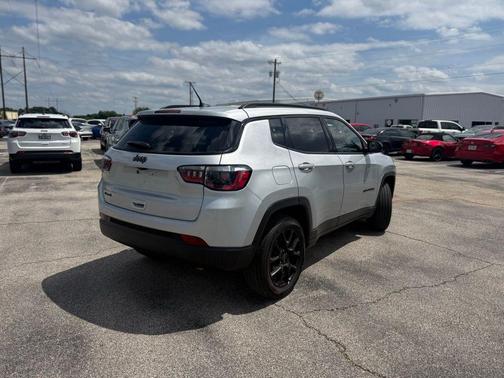 Silver Zynith Metallic Clearcoat 2025 Jeep Compass Latitude