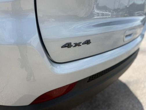Silver Zynith Metallic Clearcoat 2025 Jeep Compass Latitude