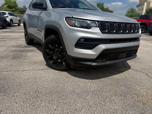Silver Zynith Metallic Clearcoat 2025 Jeep Compass Latitude