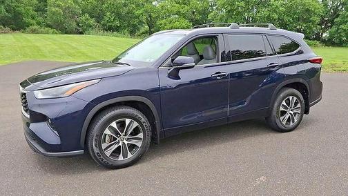 Midnight Black Metallic 2022 Toyota Highlander XLE