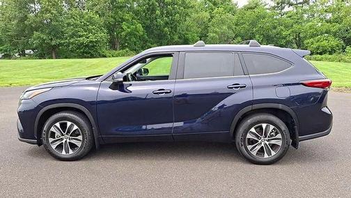 Midnight Black Metallic 2022 Toyota Highlander XLE