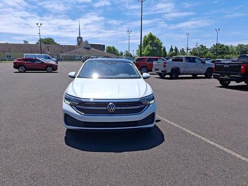 Opal White Pearl Effect 2024 Volkswagen Jetta 1.5T SE