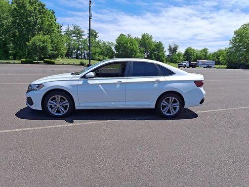 Opal White Pearl Effect 2024 Volkswagen Jetta 1.5T SE