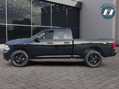 Brilliant Black Crystal Pearlcoat 2019 RAM 1500 Express