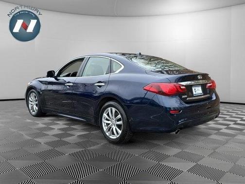 2017 INFINITI Q70 3.7