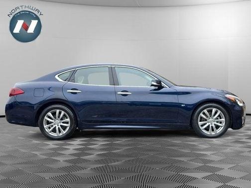 2017 INFINITI Q70 3.7