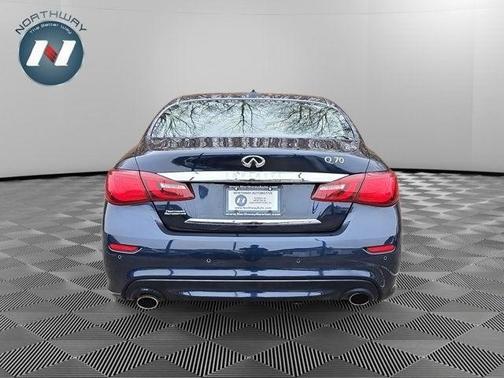2017 INFINITI Q70 3.7