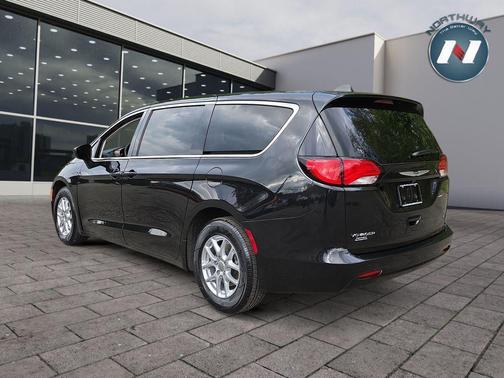Brilliant Black Crystal Pearlcoat 2022 Chrysler Voyager LX